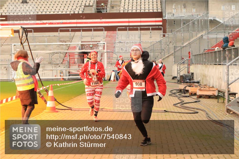 08.12.2024 - St. Pauli X-Mass-Run No. 14 Kathrin Stürmer Photography http://msf.ph/oto/7540843 08.12.2024 11:00:18 Ziel  meine-sportfotos.de