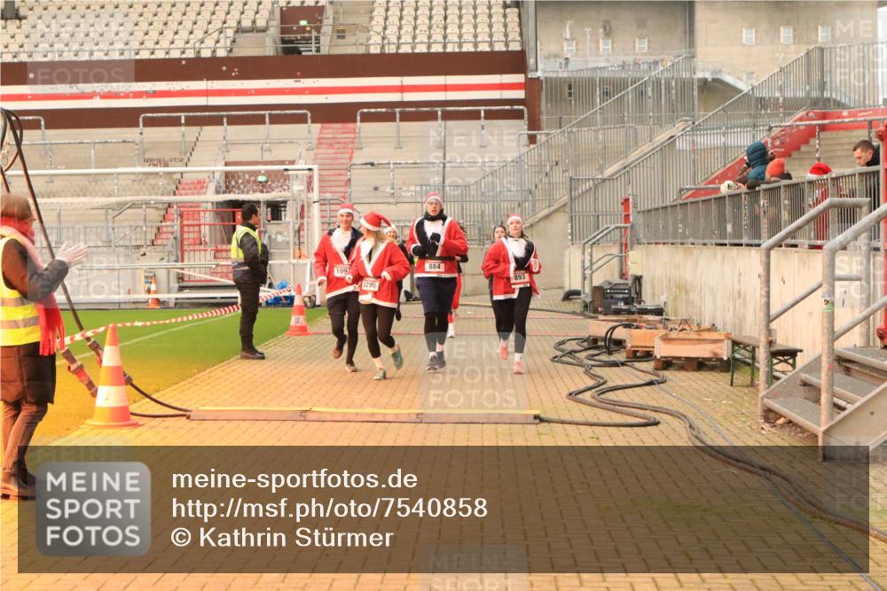 08.12.2024 - St. Pauli X-Mass-Run No. 14 Kathrin Stürmer Photography http://msf.ph/oto/7540858 08.12.2024 11:00:22 Ziel  meine-sportfotos.de