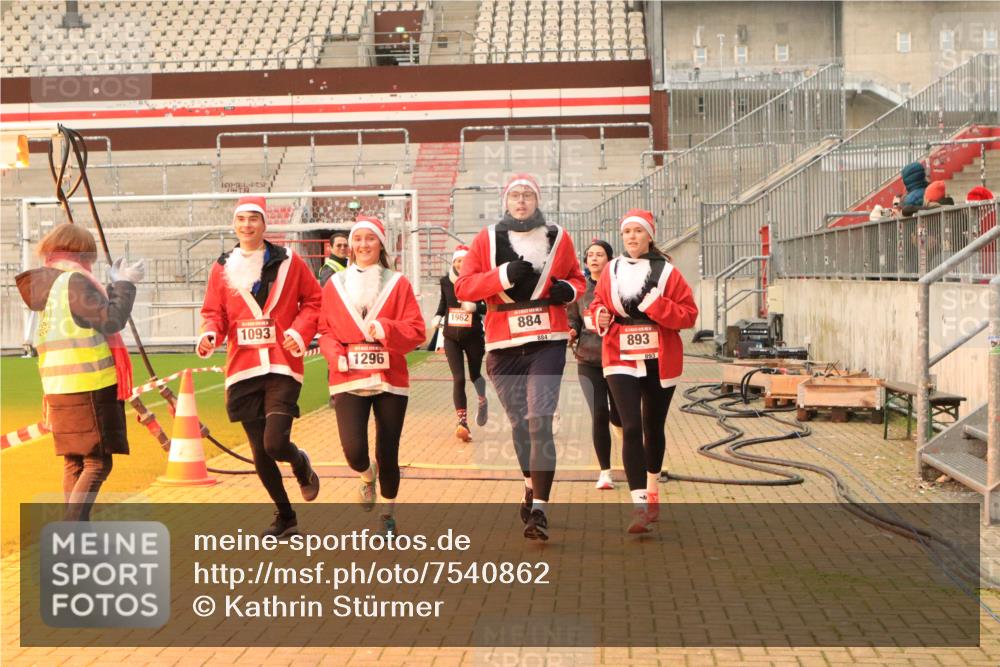 08.12.2024 - St. Pauli X-Mass-Run No. 14 Kathrin Stürmer Photography http://msf.ph/oto/7540862 08.12.2024 11:00:24 Ziel  meine-sportfotos.de