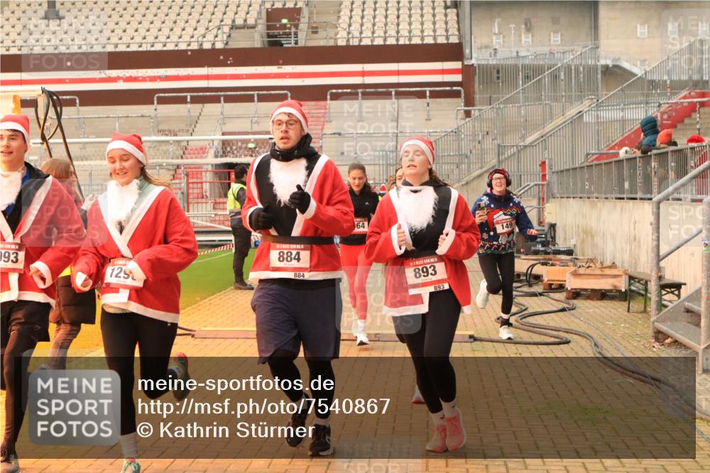 08.12.2024 - St. Pauli X-Mass-Run No. 14 Kathrin Stürmer Photography http://msf.ph/oto/7540867 08.12.2024 11:00:25 Ziel  meine-sportfotos.de