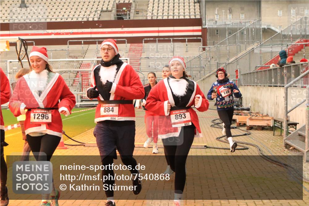 08.12.2024 - St. Pauli X-Mass-Run No. 14 Kathrin Stürmer Photography http://msf.ph/oto/7540868 08.12.2024 11:00:26 Ziel  meine-sportfotos.de