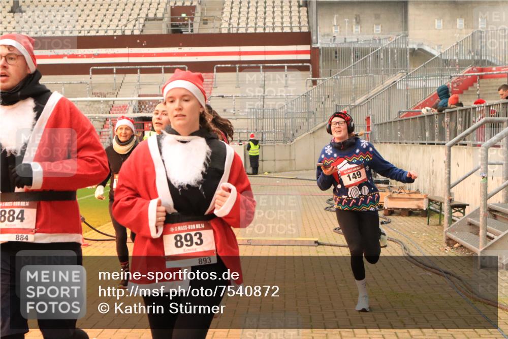 08.12.2024 - St. Pauli X-Mass-Run No. 14 Kathrin Stürmer Photography http://msf.ph/oto/7540872 08.12.2024 11:00:26 Ziel  meine-sportfotos.de