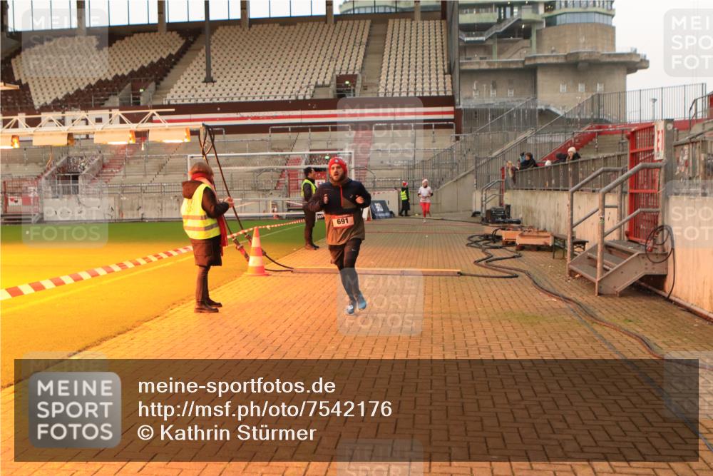 08.12.2024 - St. Pauli X-Mass-Run No. 14 Kathrin Stürmer Photography http://msf.ph/oto/7542176 08.12.2024 09:55:16 Ziel  meine-sportfotos.de