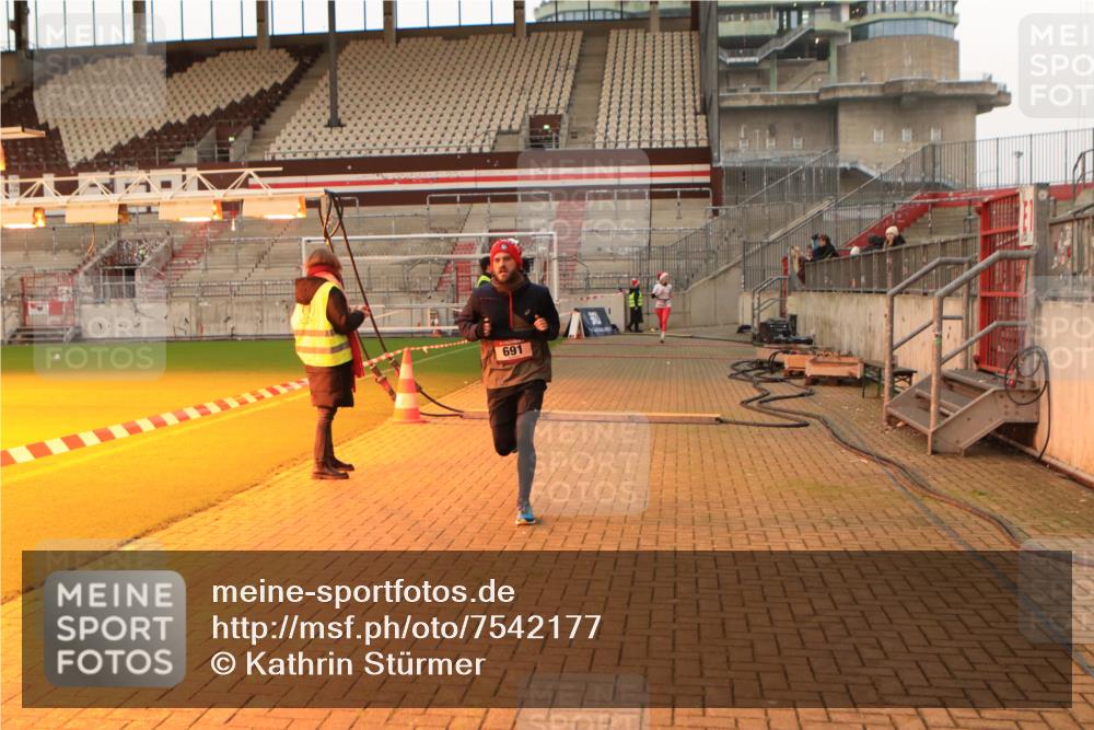 08.12.2024 - St. Pauli X-Mass-Run No. 14 Kathrin Stürmer Photography http://msf.ph/oto/7542177 08.12.2024 09:55:16 Ziel  meine-sportfotos.de