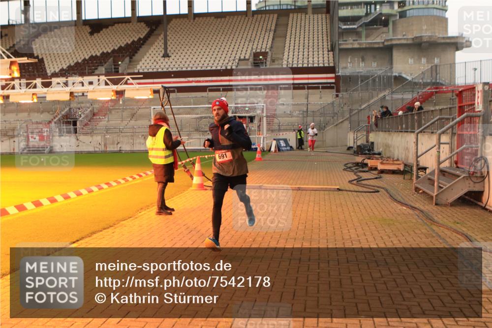 08.12.2024 - St. Pauli X-Mass-Run No. 14 Kathrin Stürmer Photography http://msf.ph/oto/7542178 08.12.2024 09:55:16 Ziel  meine-sportfotos.de