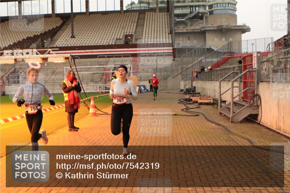 08.12.2024 - St. Pauli X-Mass-Run No. 14 Kathrin Stürmer Photography http://msf.ph/oto/7542319 08.12.2024 09:57:01 Ziel  meine-sportfotos.de