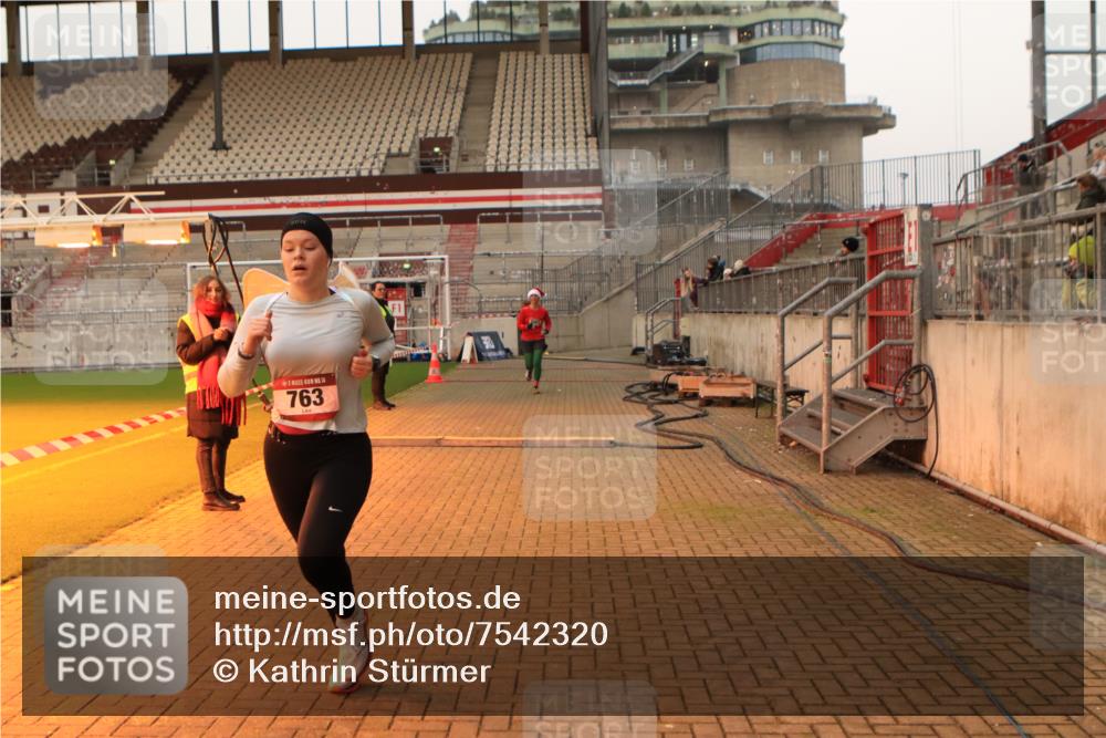 08.12.2024 - St. Pauli X-Mass-Run No. 14 Kathrin Stürmer Photography http://msf.ph/oto/7542320 08.12.2024 09:57:01 Ziel  meine-sportfotos.de
