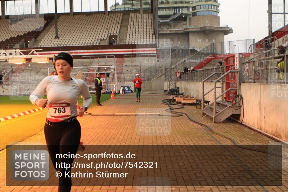 08.12.2024 - St. Pauli X-Mass-Run No. 14 Kathrin Stürmer Photography http://msf.ph/oto/7542321 08.12.2024 09:57:01 Ziel  meine-sportfotos.de