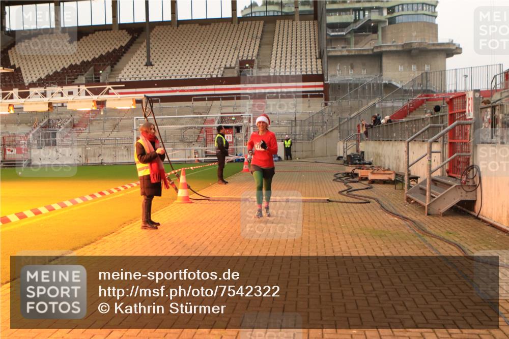 08.12.2024 - St. Pauli X-Mass-Run No. 14 Kathrin Stürmer Photography http://msf.ph/oto/7542322 08.12.2024 09:57:04 Ziel  meine-sportfotos.de