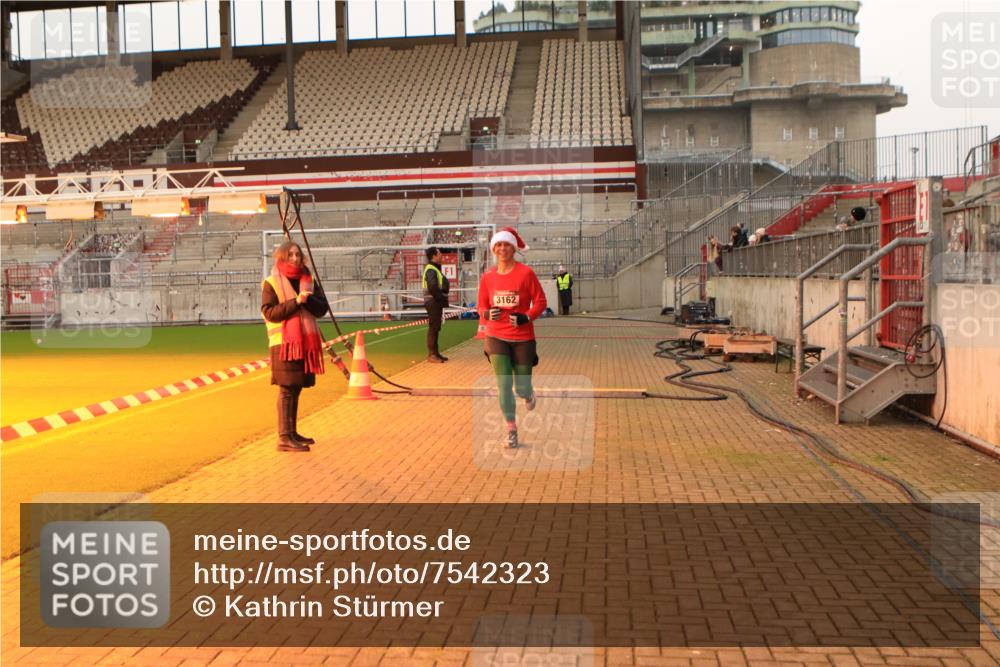 08.12.2024 - St. Pauli X-Mass-Run No. 14 Kathrin Stürmer Photography http://msf.ph/oto/7542323 08.12.2024 09:57:05 Ziel  meine-sportfotos.de