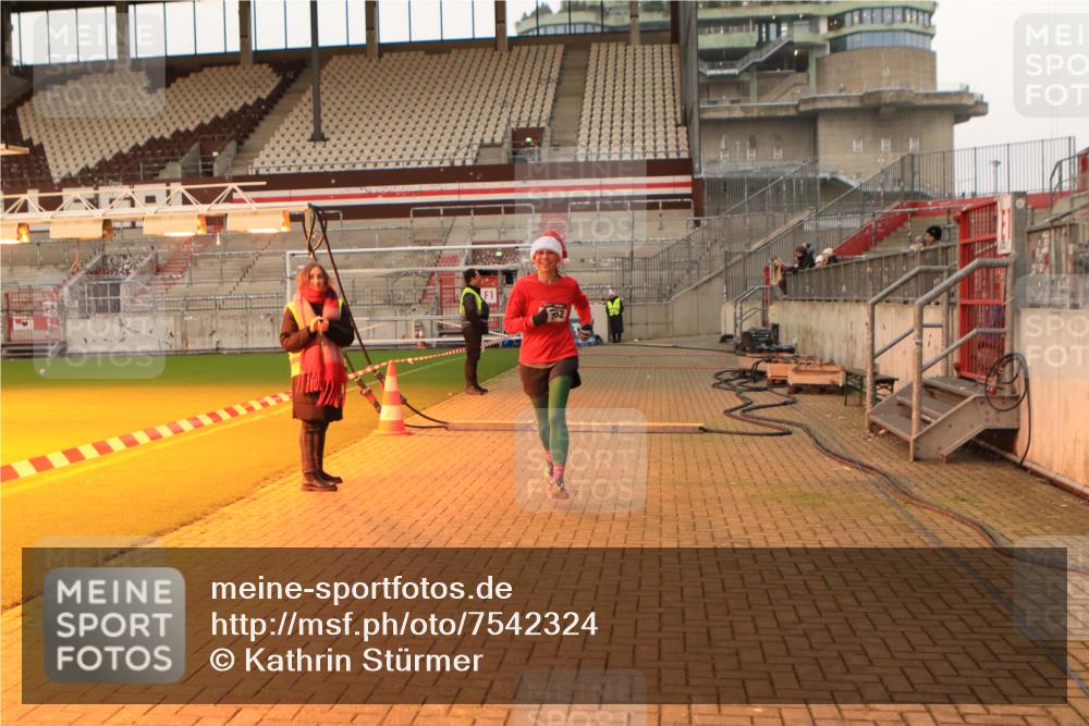 08.12.2024 - St. Pauli X-Mass-Run No. 14 Kathrin Stürmer Photography http://msf.ph/oto/7542324 08.12.2024 09:57:05 Ziel  meine-sportfotos.de