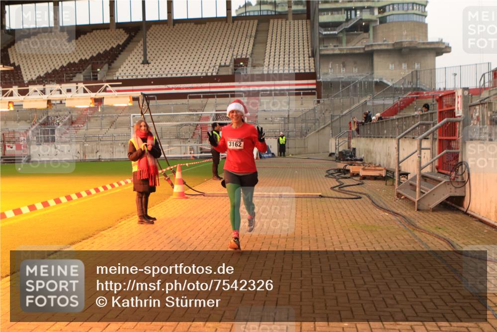 08.12.2024 - St. Pauli X-Mass-Run No. 14 Kathrin Stürmer Photography http://msf.ph/oto/7542326 08.12.2024 09:57:05 Ziel  meine-sportfotos.de
