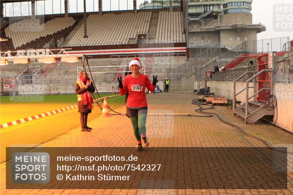 08.12.2024 - St. Pauli X-Mass-Run No. 14 Kathrin Stürmer Photography http://msf.ph/oto/7542327 08.12.2024 09:57:05 Ziel  meine-sportfotos.de