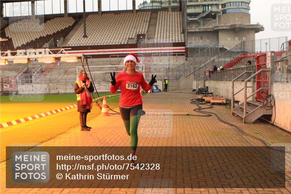 08.12.2024 - St. Pauli X-Mass-Run No. 14 Kathrin Stürmer Photography http://msf.ph/oto/7542328 08.12.2024 09:57:06 Ziel  meine-sportfotos.de