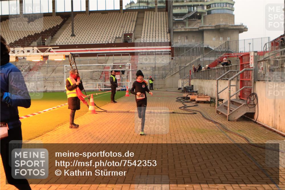 08.12.2024 - St. Pauli X-Mass-Run No. 14 Kathrin Stürmer Photography http://msf.ph/oto/7542353 08.12.2024 09:57:33 Ziel  meine-sportfotos.de