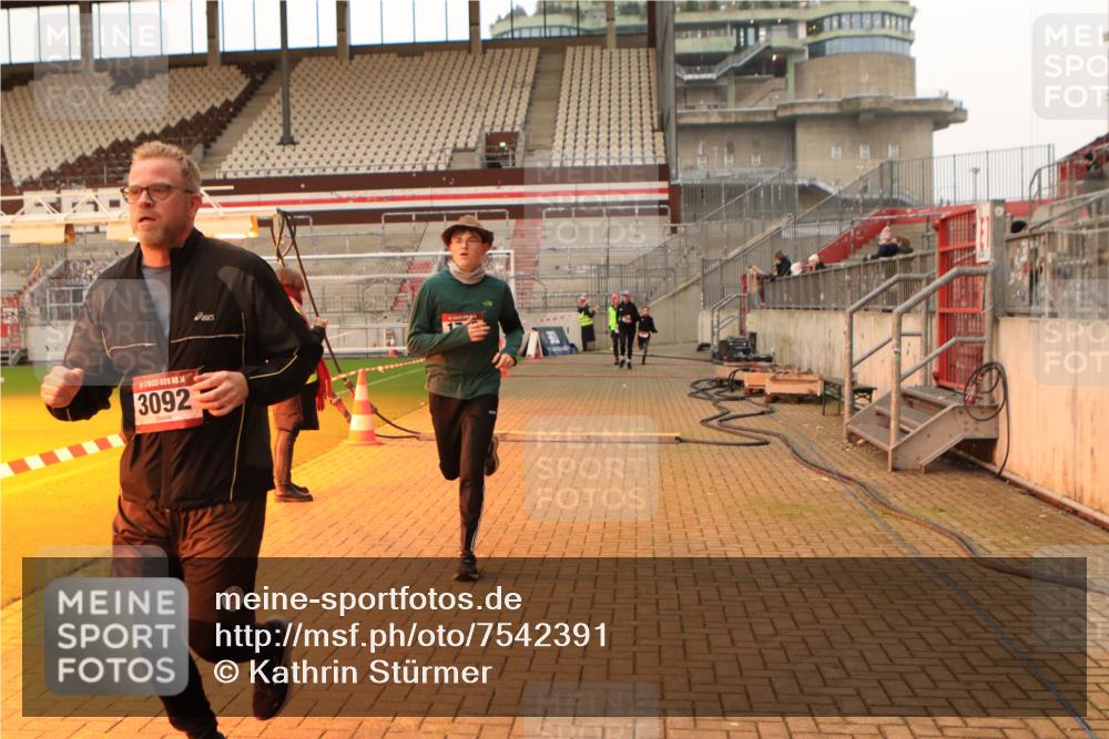 08.12.2024 - St. Pauli X-Mass-Run No. 14 Kathrin Stürmer Photography http://msf.ph/oto/7542391 08.12.2024 09:57:56 Ziel  meine-sportfotos.de