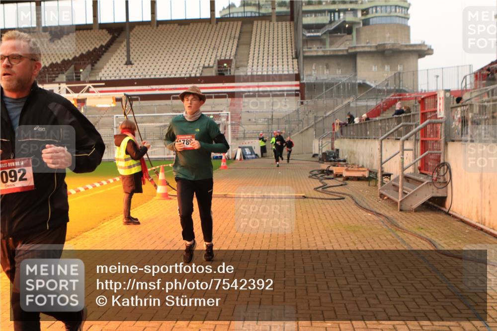 08.12.2024 - St. Pauli X-Mass-Run No. 14 Kathrin Stürmer Photography http://msf.ph/oto/7542392 08.12.2024 09:57:56 Ziel  meine-sportfotos.de