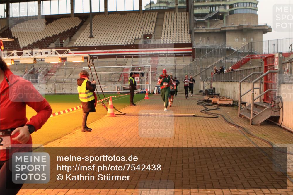 08.12.2024 - St. Pauli X-Mass-Run No. 14 Kathrin Stürmer Photography http://msf.ph/oto/7542438 08.12.2024 09:58:16 Ziel  meine-sportfotos.de
