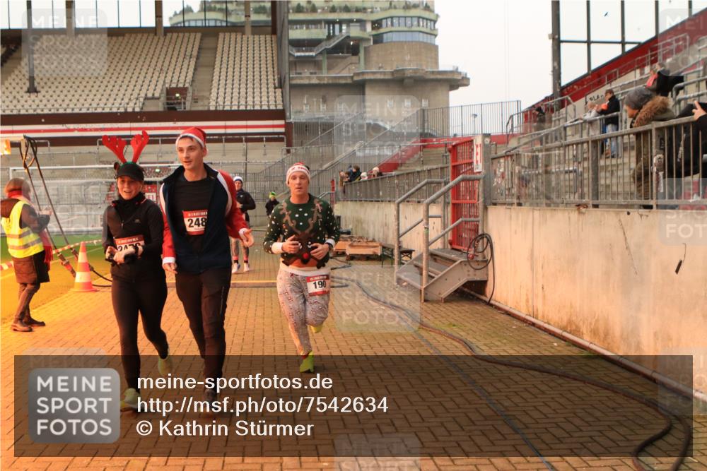 08.12.2024 - St. Pauli X-Mass-Run No. 14 Kathrin Stürmer Photography http://msf.ph/oto/7542634 08.12.2024 09:59:30 Ziel  meine-sportfotos.de