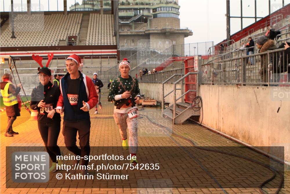 08.12.2024 - St. Pauli X-Mass-Run No. 14 Kathrin Stürmer Photography http://msf.ph/oto/7542635 08.12.2024 09:59:30 Ziel  meine-sportfotos.de