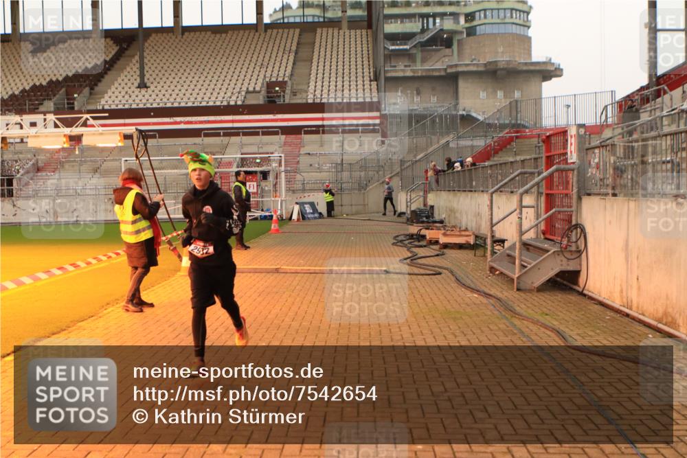 08.12.2024 - St. Pauli X-Mass-Run No. 14 Kathrin Stürmer Photography http://msf.ph/oto/7542654 08.12.2024 09:59:35 Ziel  meine-sportfotos.de