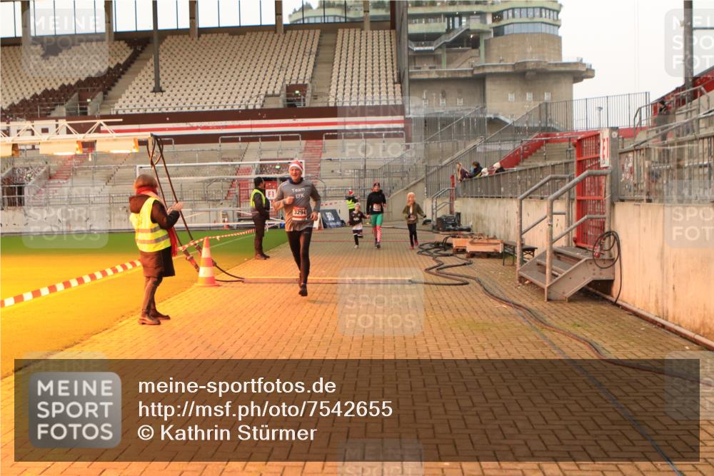 08.12.2024 - St. Pauli X-Mass-Run No. 14 Kathrin Stürmer Photography http://msf.ph/oto/7542655 08.12.2024 09:59:42 Ziel  meine-sportfotos.de