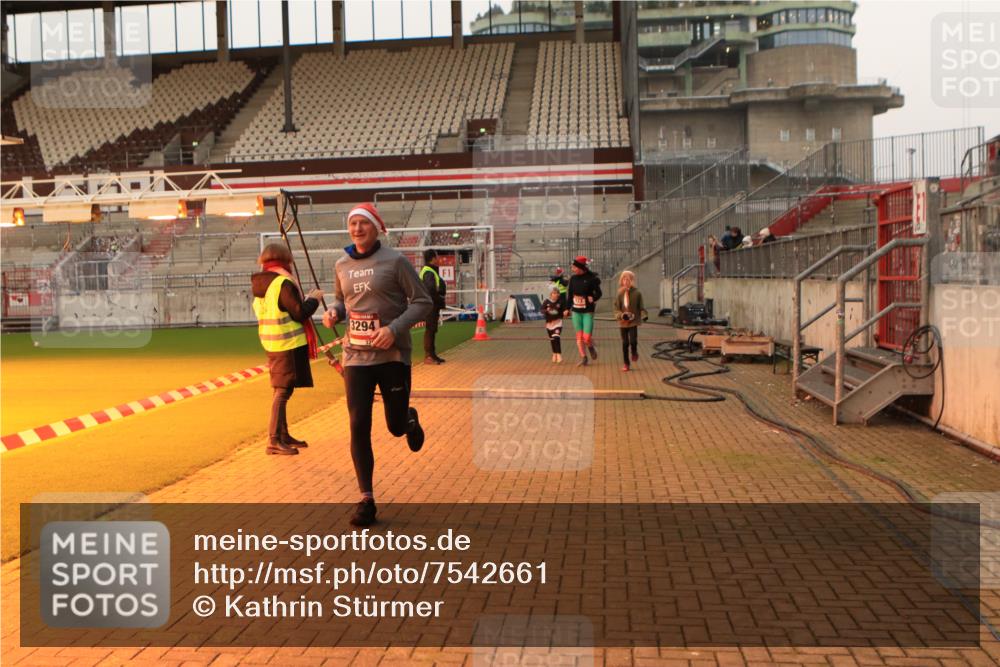 08.12.2024 - St. Pauli X-Mass-Run No. 14 Kathrin Stürmer Photography http://msf.ph/oto/7542661 08.12.2024 09:59:44 Ziel  meine-sportfotos.de