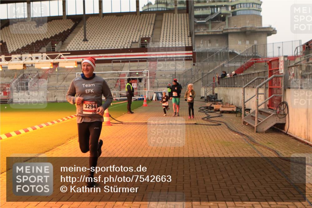 08.12.2024 - St. Pauli X-Mass-Run No. 14 Kathrin Stürmer Photography http://msf.ph/oto/7542663 08.12.2024 09:59:44 Ziel  meine-sportfotos.de