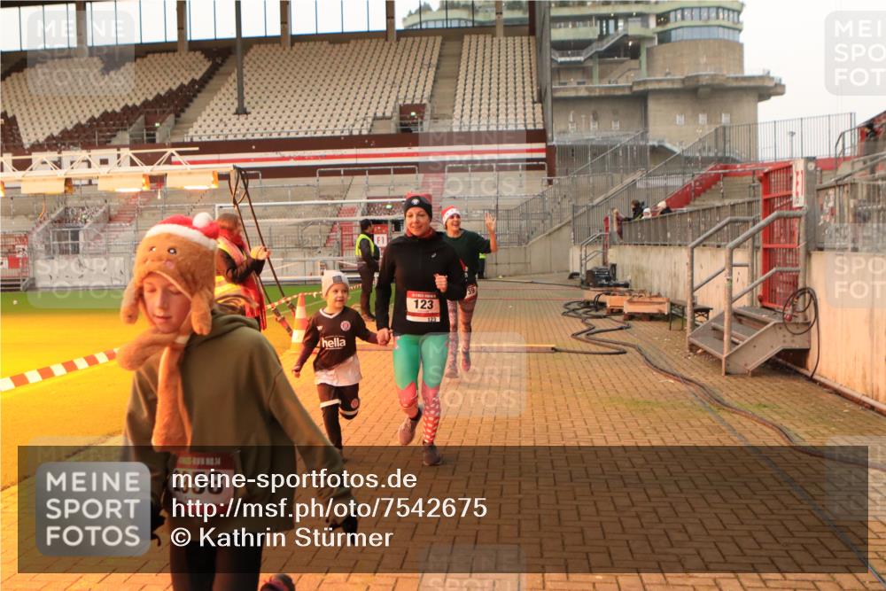 08.12.2024 - St. Pauli X-Mass-Run No. 14 Kathrin Stürmer Photography http://msf.ph/oto/7542675 08.12.2024 09:59:47 Ziel  meine-sportfotos.de