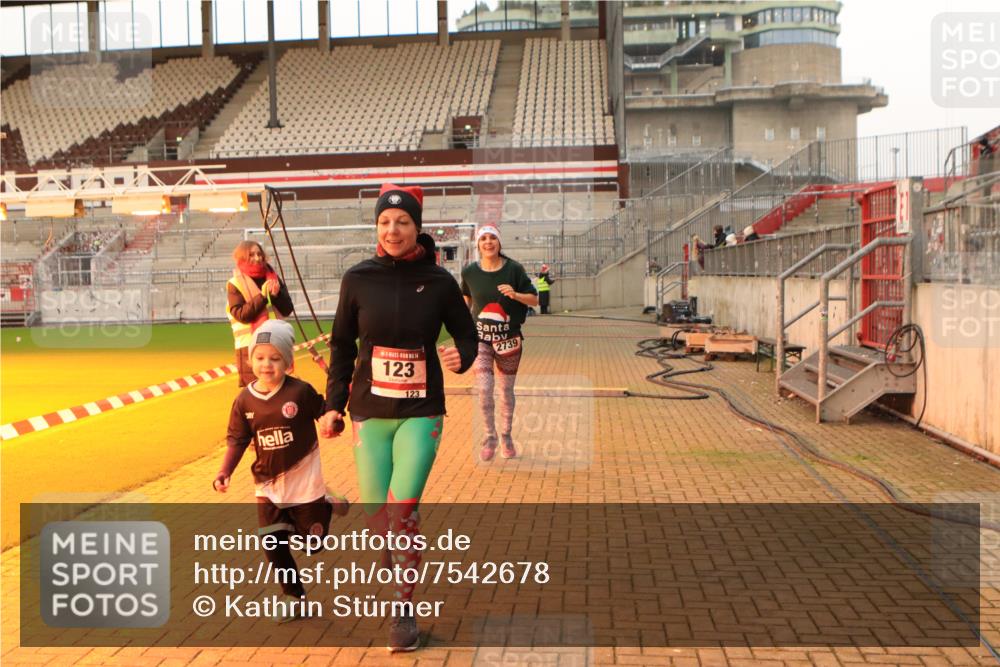 08.12.2024 - St. Pauli X-Mass-Run No. 14 Kathrin Stürmer Photography http://msf.ph/oto/7542678 08.12.2024 09:59:48 Ziel  meine-sportfotos.de