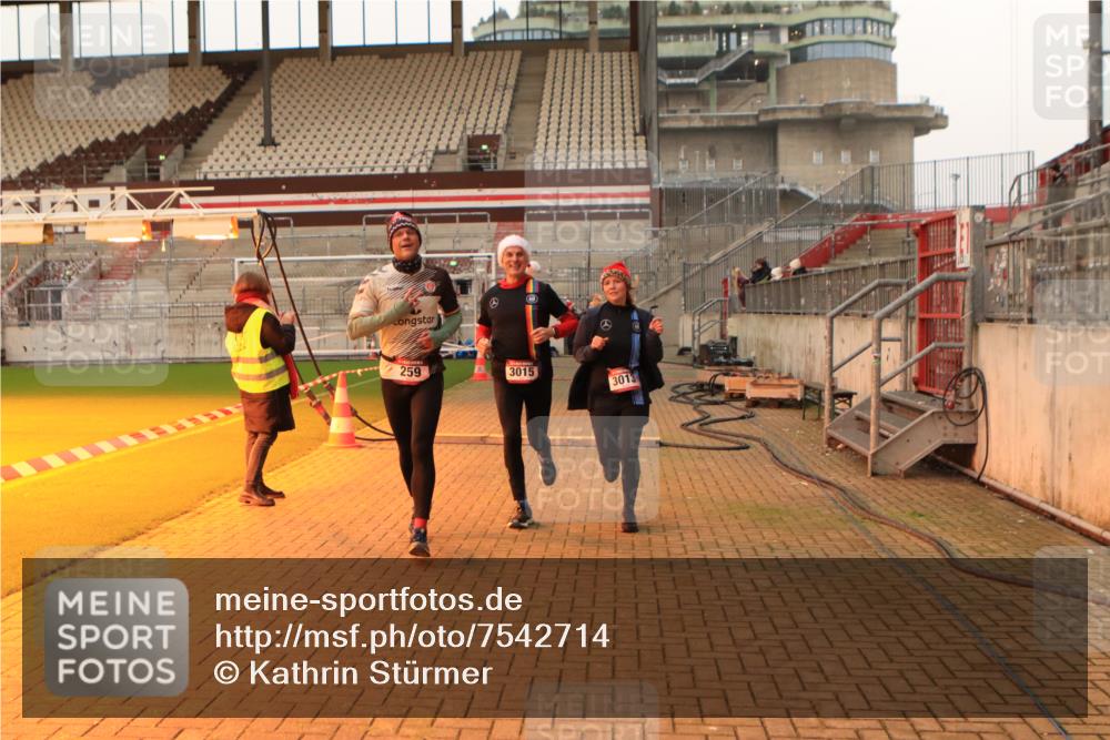 08.12.2024 - St. Pauli X-Mass-Run No. 14 Kathrin Stürmer Photography http://msf.ph/oto/7542714 08.12.2024 10:00:07 Ziel  meine-sportfotos.de