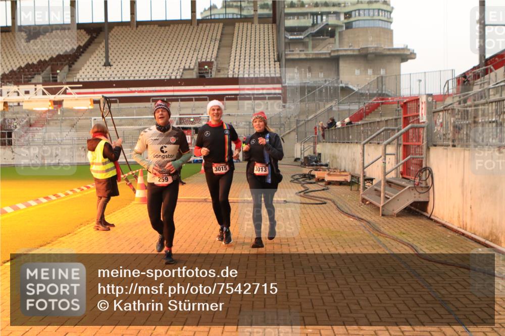 08.12.2024 - St. Pauli X-Mass-Run No. 14 Kathrin Stürmer Photography http://msf.ph/oto/7542715 08.12.2024 10:00:07 Ziel  meine-sportfotos.de