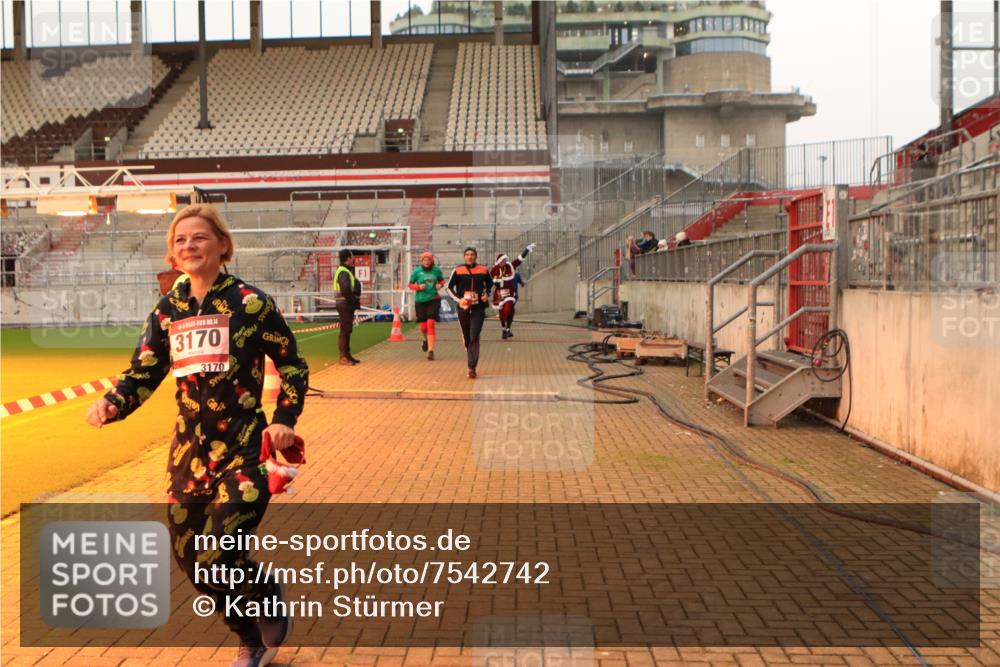 08.12.2024 - St. Pauli X-Mass-Run No. 14 Kathrin Stürmer Photography http://msf.ph/oto/7542742 08.12.2024 10:00:12 Ziel  meine-sportfotos.de