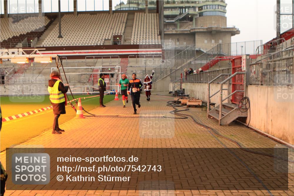 08.12.2024 - St. Pauli X-Mass-Run No. 14 Kathrin Stürmer Photography http://msf.ph/oto/7542743 08.12.2024 10:00:13 Ziel  meine-sportfotos.de