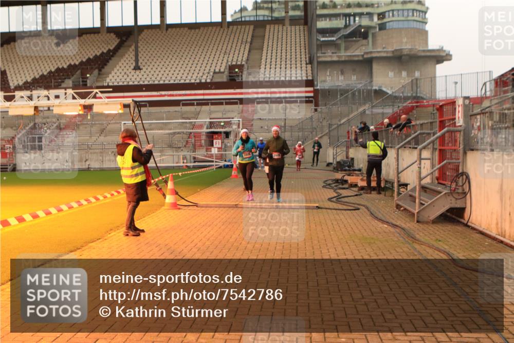08.12.2024 - St. Pauli X-Mass-Run No. 14 Kathrin Stürmer Photography http://msf.ph/oto/7542786 08.12.2024 10:00:44 Ziel  meine-sportfotos.de
