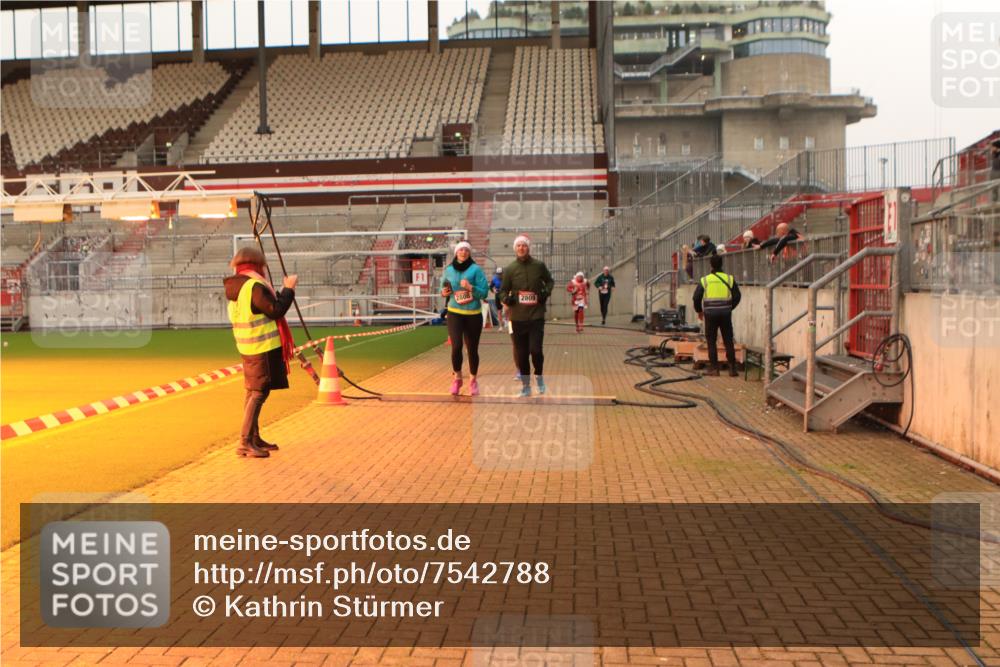 08.12.2024 - St. Pauli X-Mass-Run No. 14 Kathrin Stürmer Photography http://msf.ph/oto/7542788 08.12.2024 10:00:44 Ziel  meine-sportfotos.de