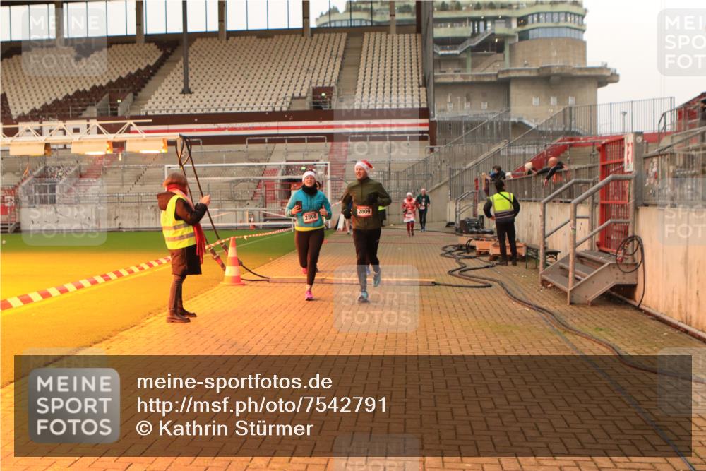 08.12.2024 - St. Pauli X-Mass-Run No. 14 Kathrin Stürmer Photography http://msf.ph/oto/7542791 08.12.2024 10:00:45 Ziel  meine-sportfotos.de