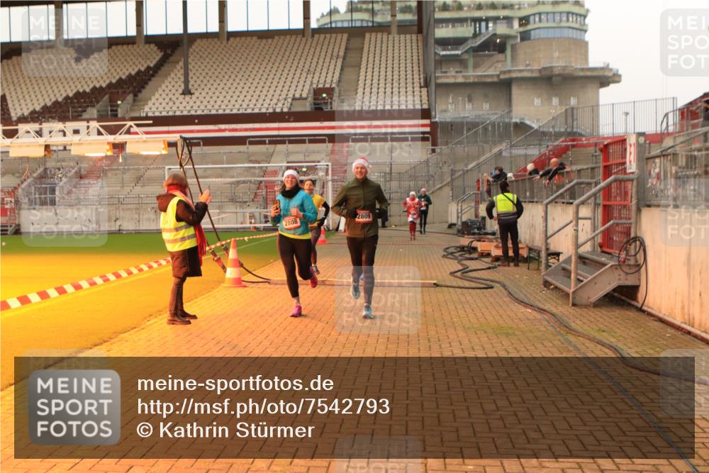 08.12.2024 - St. Pauli X-Mass-Run No. 14 Kathrin Stürmer Photography http://msf.ph/oto/7542793 08.12.2024 10:00:45 Ziel  meine-sportfotos.de