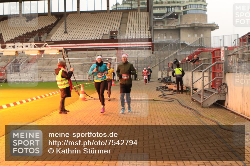 08.12.2024 - St. Pauli X-Mass-Run No. 14 Kathrin Stürmer Photography http://msf.ph/oto/7542794 08.12.2024 10:00:45 Ziel  meine-sportfotos.de