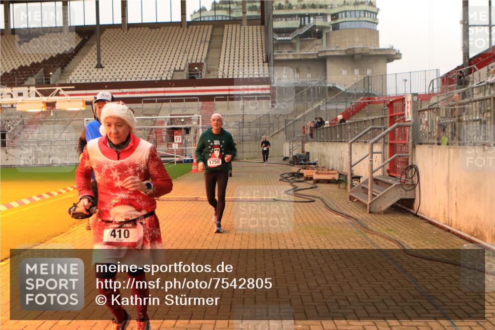 08.12.2024 - St. Pauli X-Mass-Run No. 14 Kathrin Stürmer Photography http://msf.ph/oto/7542805 08.12.2024 10:00:52 Ziel  meine-sportfotos.de