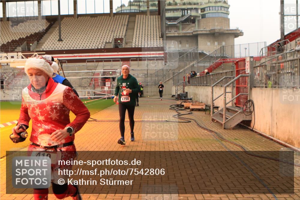 08.12.2024 - St. Pauli X-Mass-Run No. 14 Kathrin Stürmer Photography http://msf.ph/oto/7542806 08.12.2024 10:00:52 Ziel  meine-sportfotos.de