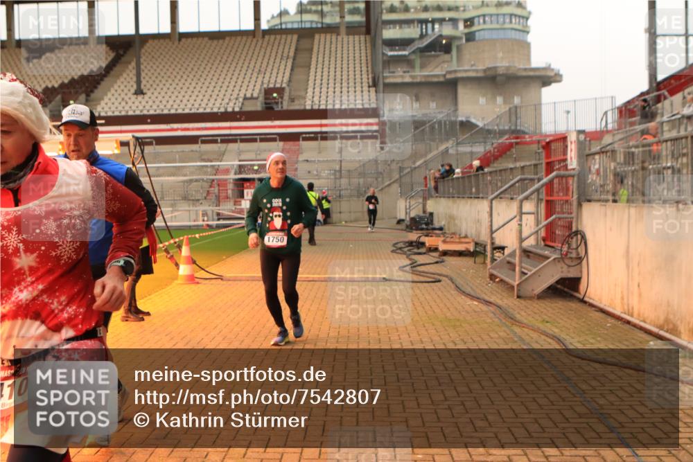 08.12.2024 - St. Pauli X-Mass-Run No. 14 Kathrin Stürmer Photography http://msf.ph/oto/7542807 08.12.2024 10:00:53 Ziel  meine-sportfotos.de