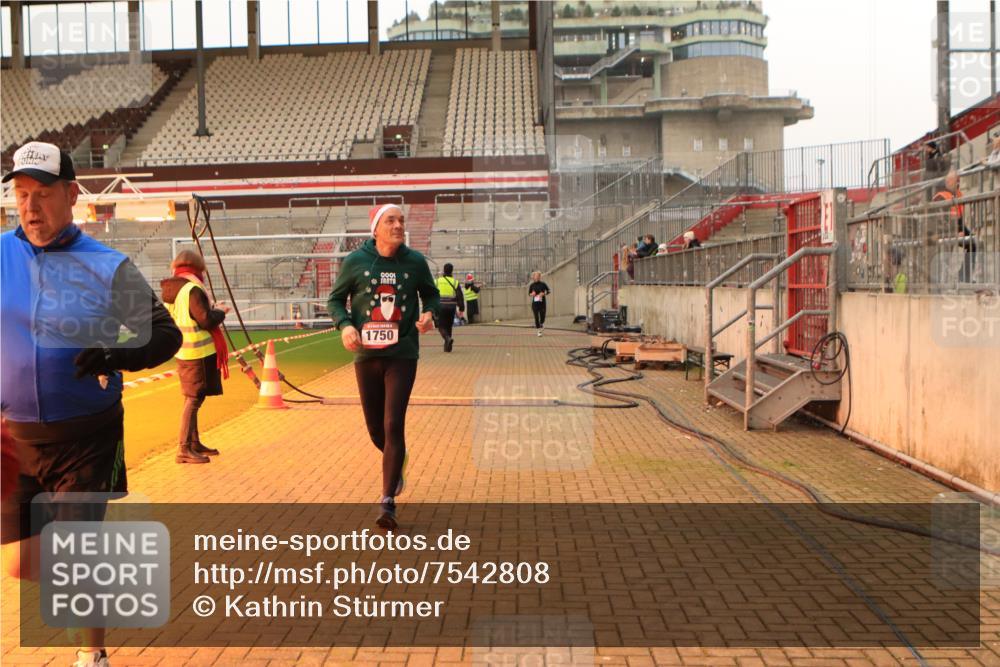 08.12.2024 - St. Pauli X-Mass-Run No. 14 Kathrin Stürmer Photography http://msf.ph/oto/7542808 08.12.2024 10:00:53 Ziel  meine-sportfotos.de
