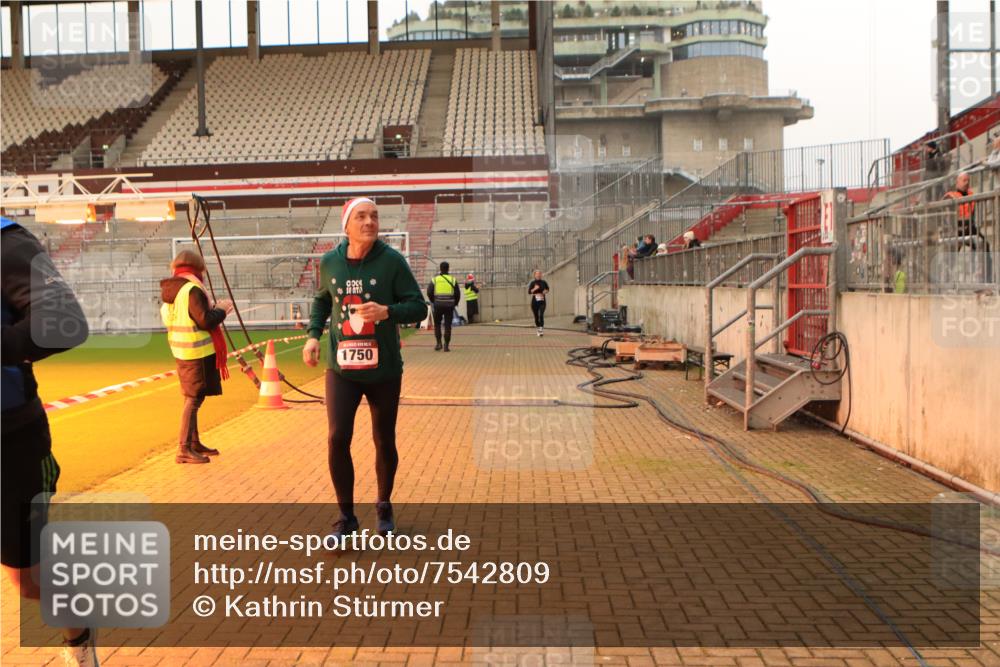 08.12.2024 - St. Pauli X-Mass-Run No. 14 Kathrin Stürmer Photography http://msf.ph/oto/7542809 08.12.2024 10:00:53 Ziel  meine-sportfotos.de