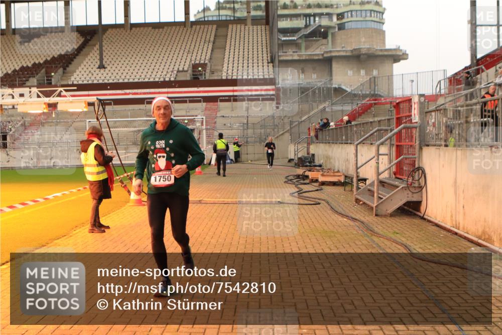 08.12.2024 - St. Pauli X-Mass-Run No. 14 Kathrin Stürmer Photography http://msf.ph/oto/7542810 08.12.2024 10:00:53 Ziel  meine-sportfotos.de