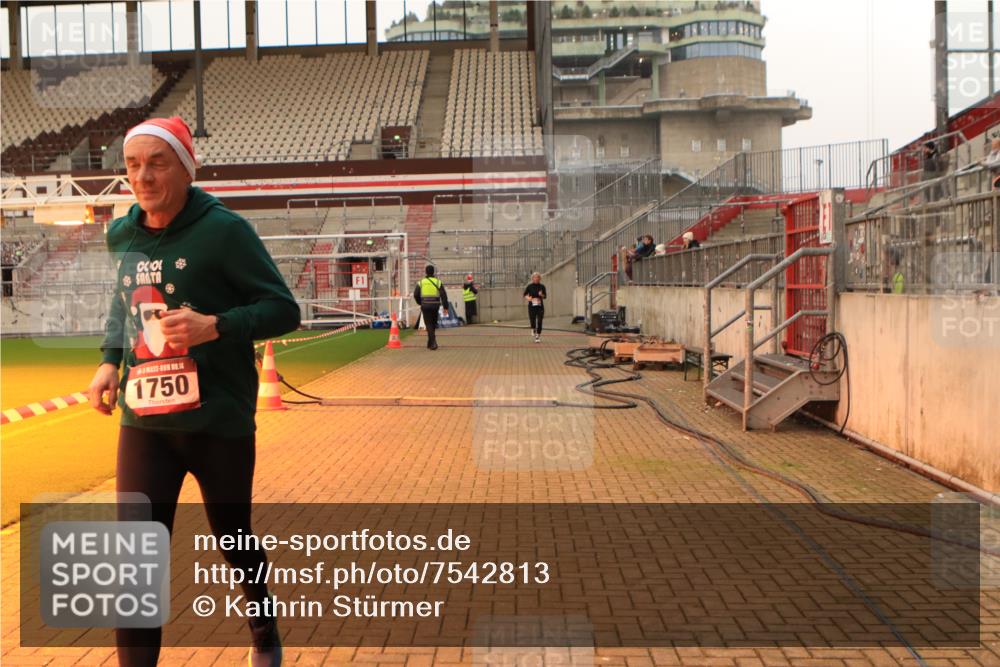 08.12.2024 - St. Pauli X-Mass-Run No. 14 Kathrin Stürmer Photography http://msf.ph/oto/7542813 08.12.2024 10:00:54 Ziel  meine-sportfotos.de