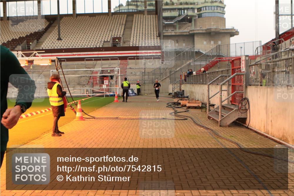 08.12.2024 - St. Pauli X-Mass-Run No. 14 Kathrin Stürmer Photography http://msf.ph/oto/7542815 08.12.2024 10:00:54 Ziel  meine-sportfotos.de