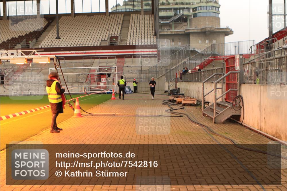 08.12.2024 - St. Pauli X-Mass-Run No. 14 Kathrin Stürmer Photography http://msf.ph/oto/7542816 08.12.2024 10:00:54 Ziel  meine-sportfotos.de