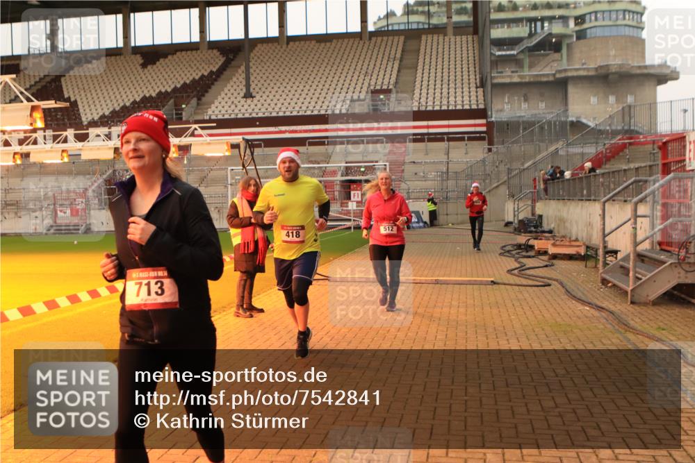 08.12.2024 - St. Pauli X-Mass-Run No. 14 Kathrin Stürmer Photography http://msf.ph/oto/7542841 08.12.2024 10:01:09 Ziel  meine-sportfotos.de