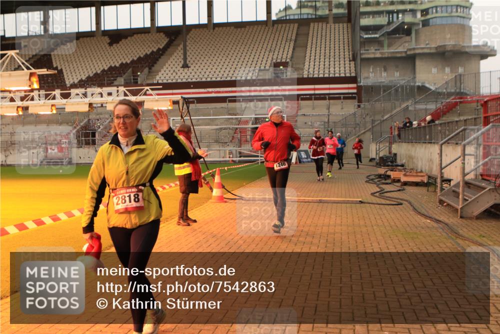 08.12.2024 - St. Pauli X-Mass-Run No. 14 Kathrin Stürmer Photography http://msf.ph/oto/7542863 08.12.2024 10:01:23 Ziel  meine-sportfotos.de